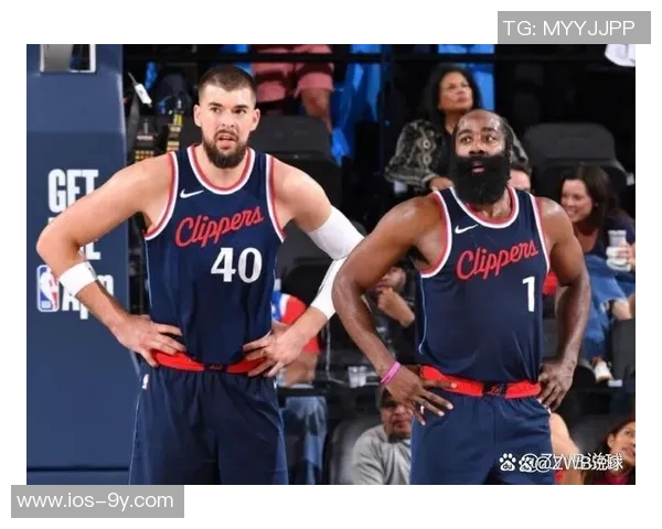 哈登谈球队配合训练称赞祖巴茨与科林斯的默契与随机应变能力